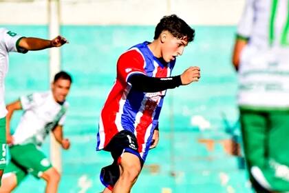 Ronaldo Arias en acción en la cancha, en un partido de Peñarol, de San Juan.