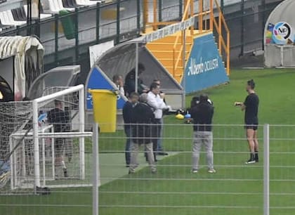 Ronaldo conversa con una serie de personas manteniendo las distancias recomendadas. Foto: Twitter.