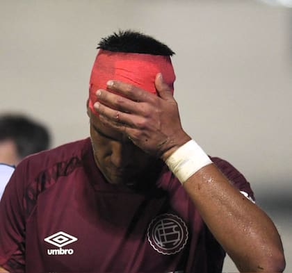 Ronaldo Dejesús, de Lanús, sufrió una grave lesión en el partido ante Huracán por la Copa Argentina