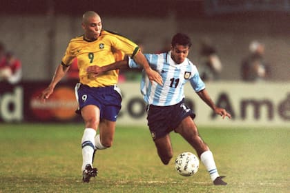 Ronaldo, el "Fenómeno", persigue a Gustavo López en la Copa América de 1999; el argentino, que pasó por Zaragoza, Celta y Cádiz, enfrentó a todos..., desde Guardiola, Zidane y Luis Enrique, a Messi y el Kun 