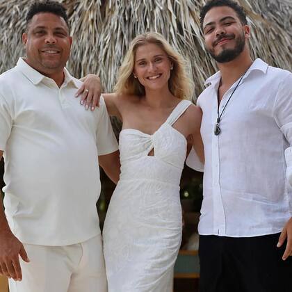 Ronaldo junto a su hijo Ronald y su prometida Celina Locks