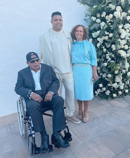 Ronaldo junto a sus padres, Nélio Nazário de Lima y Sônia dos Santos Barata. Días antes, el ex futbolista se bautizó para poder unirse en matrimonio con Celina.