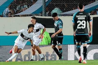 Ronaldo Martínez festeja el 2-0 de Platense ante Racing