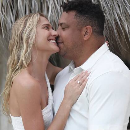 Ronaldo Nazario y Celina Locks enseñan el anillo de compromiso