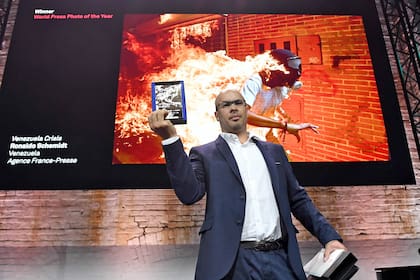 Ronaldo Schemidt, de la agencia AFP, fue el ganador del World Press Photo, con la imagen de un joven envuelto en llamas un joven "en llamas" durante las protestas en Venezuela