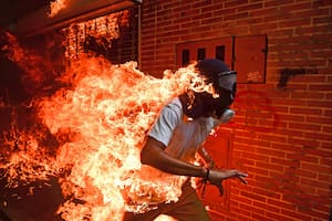 La imagen de un joven "en llamas" en Venezuela, ganadora del World Press Photo