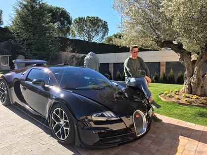 Ronaldo y su Bugatti Veyron Vitesse. Foto: Instagram