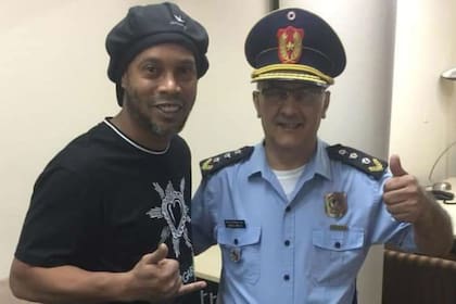 Ronalinho tomándose una foto con un Policía durante el proceso de su detención