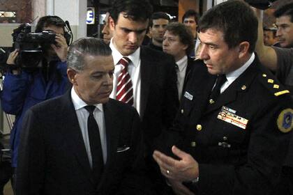 Durante la presentación de un informe de una banda que traficaba drogas, junto al comisario Roncaglia