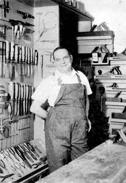 Ronco en su taller de carpintería, fotografiado por Anatole Saderman.