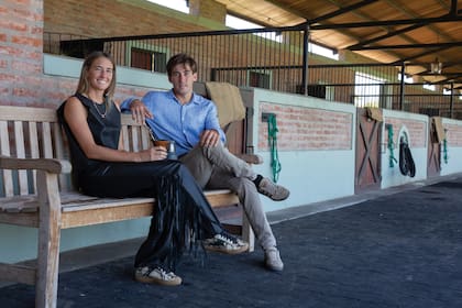 Ronda de mates en las caballerizas de La Hache, el club de Hilario Ulloa, hermano de Toly. El año que viene los hermanos compartirán equipo para la Triple Corona. “Pasé toda mi vida soñando con jugar con él. Es como tocar el cielo con las manos”, dice Toly. Este año, él jugó el Abierto para La Hache Cría y Polo