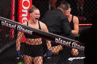 Ronda Rousey somete a Gina Carano con una llave de brazo a los 17 segundos del retorno de ambas