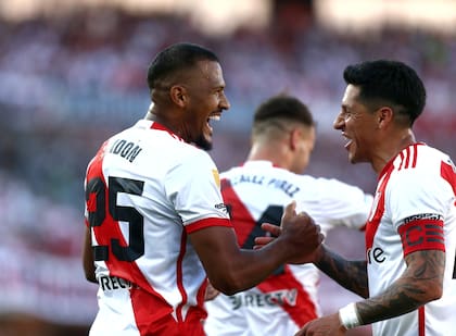 Rondón festeja con Enzo Pérez un gol a Talleres de Córdoba