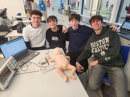 Roni Nomberg, Matías Schlez, Facundo Sapir y Nicolás Chames crearon NeoRCP, un proyecto de ORT Almagro que funciona como un simulador de RCP para recién nacidos