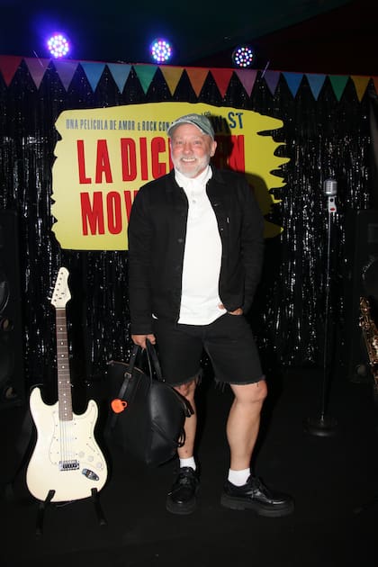 Ronnie Arias, quien en la película interpreta a Beto Mandel, de bermudas y muy canchero