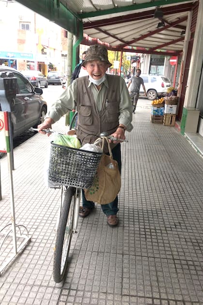 Ronnie hoy, en bicicleta por las calles de San Isidro