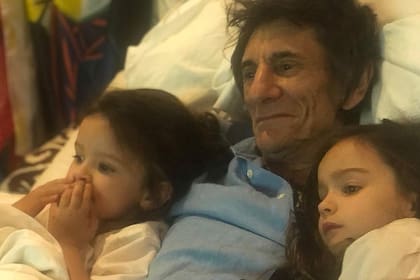 Ronnie junto a sus hijas Alice y Gracie (4). El amor de sus mellizas y el pensamiento positivo fueron clave para mantenerse optimista durante la recuperación