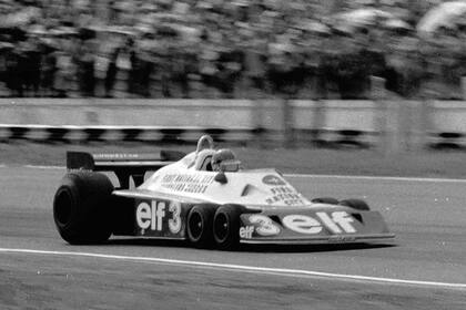 Ronnie Peterson con el coche que todos querían ver: el Tyrrell P34 de seis ruedas, que completó su única carrera en la Argentina en 1977