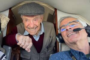 Fue piloto de cazas en la Segunda Guerra y, a los 104 años, volvió a volar junto al único piloto veterano de Malvinas aún activo