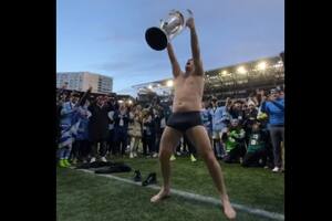 Ronny Deila, DT de New York City, alza la copa en calzoncillos