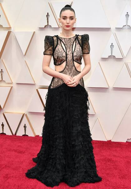 Rooney Mara con un diseño con bordados, transparencias y cut-outs