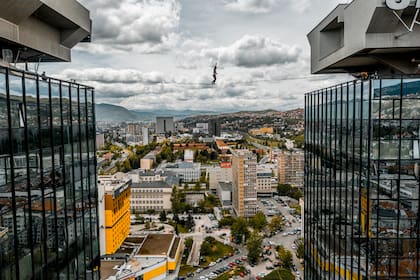 Roose visitó la capital de Bosnia y Herzegovina para realizar una serie de trucos entre uno de los símbolos de la ciudad más famosos que se encuentra a 97 metros de altura: los rascacielos Unitic