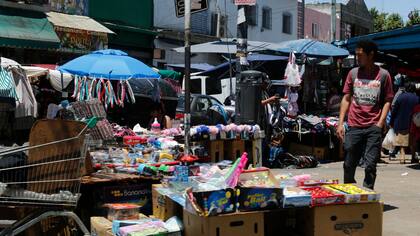 Ropa, calzado, accesorios, juguetes y teléfonos celulares completan la oferta