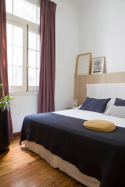 Ropa de cama (Cas a Cas). Los cuadros combinan arte con fotografías familiares. Luces (FLW Colección).