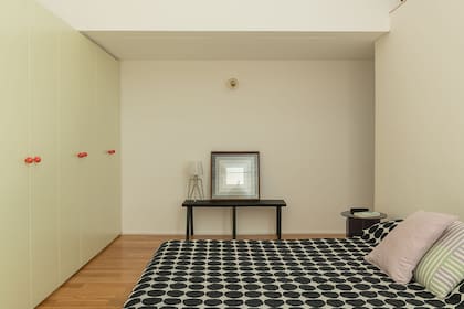 Ropa de cama de Marimekko. Sobre el banco, espejo/cuadro 'Albers' con marco de incienso (Tortuga).