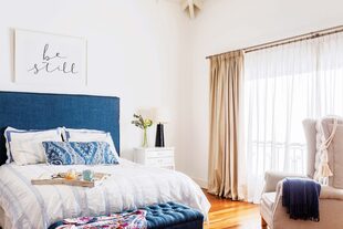 Ropa de cama diseñada a medida por Bienestar Deco. En las mesas de luz, antiguas, lámparas de cerámica (Tienda Cartago).