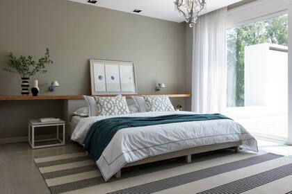 Ropa de cama en lino y algodón (Angelina Linen). Alfombra (Rugit). La cama de aire oriental, bajita y sin somier, es un diseño propio, al igual que las mesas de luz con estructura de hierro y tapa de mármol de Carrara.