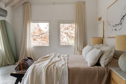 Ropa de cama (Las González), banco al pie (Esto Es Regio). El cuadro sobre la cama es de Natural Arts. Cortinas con doble barral, uno para la capa black out.