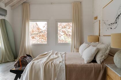 Ropa de cama (Las González). Banco (Esto Es Regio). El cuadro de Natural Arts. Cortinas con doble barral, uno para black out.