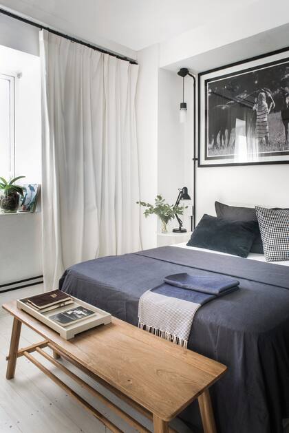 Ropa de cama (Ramos Generales). Almohadones y banco de madera al pie (todo de Good Luck Casa). Orquídeas (Vivero Marisel). Cortinas de gasa de pared a pared tipo telón (Guadalupe Diez).