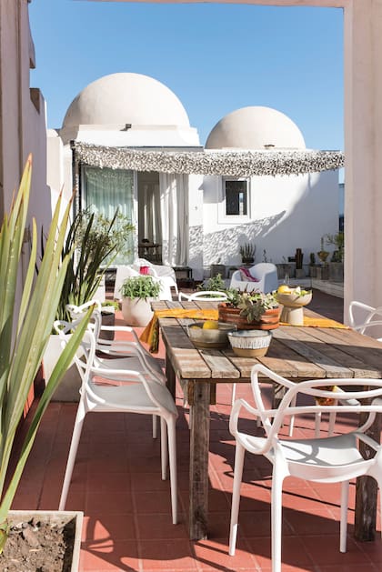 Ropa de cama (Ramos Generales). Almohadones y banco de madera al pie (todo de Good Luck Casa). Orquídeas (Vivero Marisel). Cortinas de gasa de pared a pared tipo telón (Guadalupe Diez).