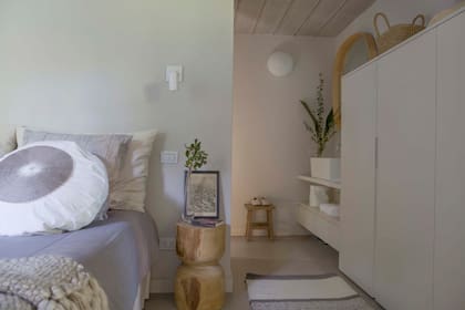 Ropa de cama (Ramos Generales). Manta (Paul French Gallery). El placard en fibrofácil pintado en látex 'Gris Emblemático' (Alba) termina en la mesada y la cajonera del baño.