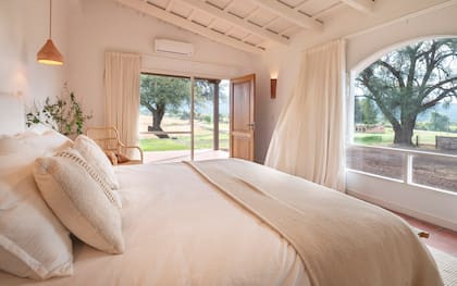 Ropa de cama, respaldos y cortinas (Proyecto Mac). Lámparas de cerámica (Valeria Valls).