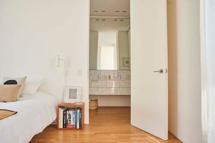 Ropa de cama (Snowe Home). Apliques de luz ‘Cavia’ (IMDI).