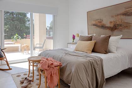 Ropa de cama (Telas de Carola), mesas de noche grises (Lacroze Studio), lámpara (Fiumine), banquetas antiguas recicladas. Pintura de Eduardo Jonquieres.