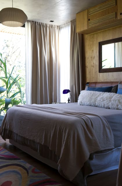 Ropa de cama (Tribu y Magia). Almohadón alargado (Leder). Lámparas de mesa (Estudio Ilusión).