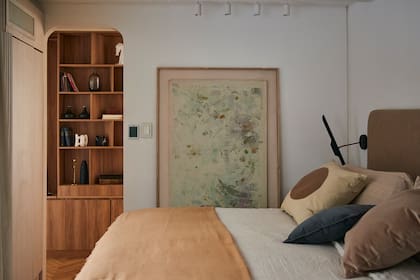 Ropa de cama y almohadas (Rosen/Delevie Casa). Aplique de pared y respaldo de cama (Vint Market).