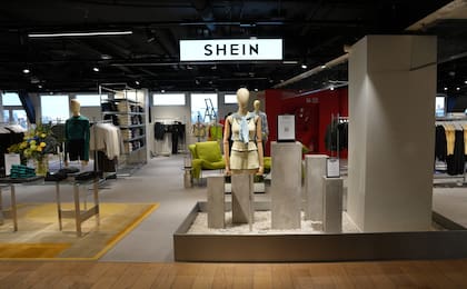 Ropa de la compañía china Shein se ve en los grandes almacenes BHV (Bazar de l'Hotel de Ville), antes de la apertura de la firma, el martes 4 de noviembre de 2025 en París. (AP Foto/Aurelien Morissard)