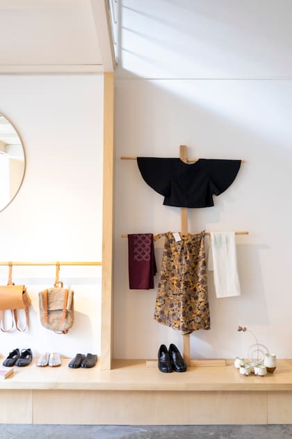 Ropa de líneas limpias que reinterpreta el haori tradicional con una mirada urbana, confeccionada con telas vintage de los 80, algo que las hace únicas