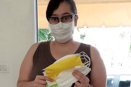 Para prevenir el coronavirus, tres costureras fabrican barbijos que reparten gratis a los vecinos