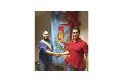 Roque junto al alcalde de Fabbriche di Vergermoli, Michele Giannini