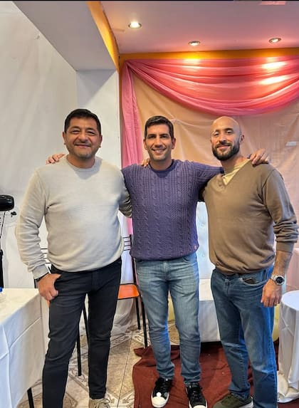 Roque Pereyra (izquierda) sonríe abrazado a Quintar