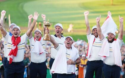 Rory McIlroy alza el trofeo de la Copa Ryder y Europa celebra el 15-13 (Photo by Andrew Redington / GETTY IMAGES NORTH AMERICA / Getty Images via AFP)