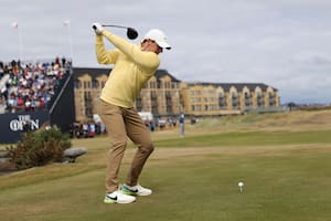 Rory McIlroy, en la salida del 2; el norirlandés empezó en gran forma en el Old Course de St. Andrews, en una jornada sin vientos que permitió scores bajos