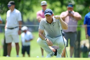 Rory McIlroy observa la caída en el green del hoyo 3; quiere dar por fin otro golpe en majors