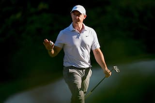 Rory McIlroy se escapa con racha de birdies y fija récord del Masters con ventaja de seis golpes